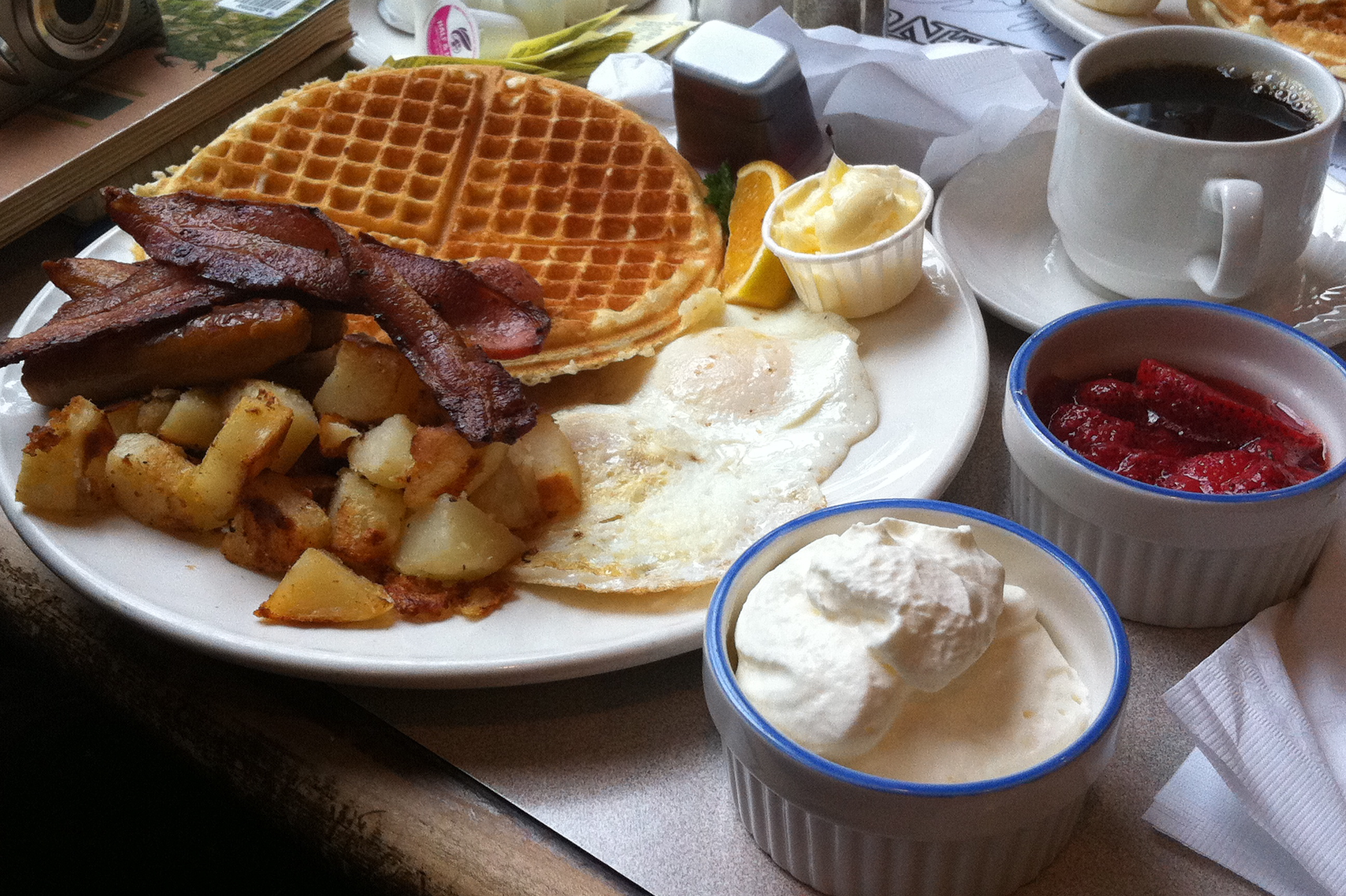 típico café da manhã americano na Waffle House